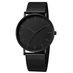 Détail d'une montre noir mat minimaliste avec bracelet en maille métallique