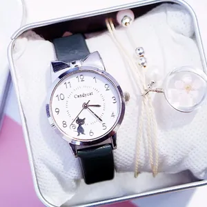 Grünes Lederarmband-Uhr-Set mit Katzen-Zifferblatt und Perlenarmband in Metallbox