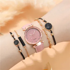 Montre femme élégante cadran rose pailleté avec bracelet cuir et quatre bracelets