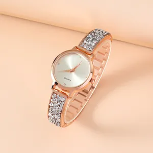 Reloj de cuarzo elegante para mujer en oro rosa con esfera de cristal y textura plateada