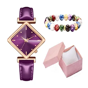 Nahaufnahme der lila Uhr mit Rauten-Zifferblatt und Perlenarmband in rosa Geschenkbox
