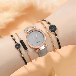 Montre femme en or rose avec cadran pailleté argenté et ensemble de 4 bracelets assortis élégants