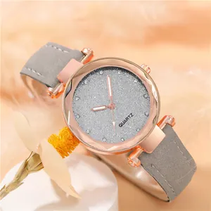 Montre femme quartz élégante avec boîtier or rose et bracelet en daim gris sur plumes