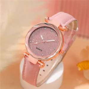 Montre quartz pour femme avec cadran rose scintillant et lunette or rose sur bracelet en daim