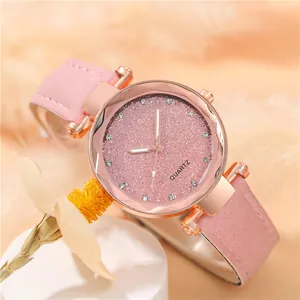 Détail d'une montre avec cadran rose pailleté, boîtier or rose et index strass