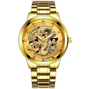 Gros plan d'une montre de luxe dorée avec un dragon en relief et des index en diamant