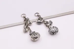 Vue détaillée de pendentifs rétro en argent sterling S925 avec sac de fortune et yuanbao