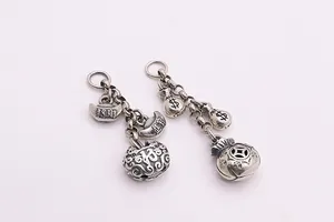 Détail macro de pendentifs porte-bonheur en argent S925 avec finition rétro