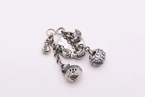 Détail de breloques en argent sterling S925 en forme de sac d'argent et de cadenas de chance