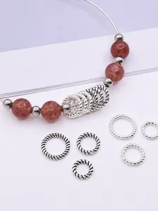 Makro-Detail von gedrehten S925-Silber-Abstandsringen für DIY-Perlenschmuck