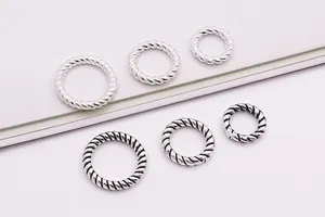 Makroaufnahme von S925 Sterlingsilber-Torsionsringen in Silber und antikem Schwarz-Finish