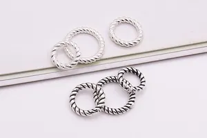 Detail von S925 Sterlingsilber Ringen in polierter und oxidierter Vintage Optik