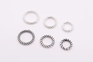 Nahaufnahme von S925 Sterlingsilber Ringen in polierter und Vintage-Optik für DIY Schmuck