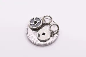 Gros plan de pendentifs pièces en argent S925 avec motifs gravés et poinçon de qualité