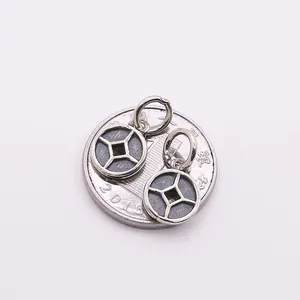 Pendentifs pièces rétro en argent sterling S925 avec finition vintage sur une pièce