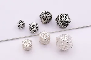 Dettaglio macro di perle geometriche cave in argento sterling S925 per creazione di gioielli