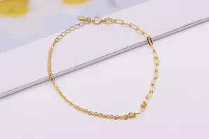 Dettaglio del bracciale in argento S925 placcato oro con maglia a catena e marchio di purezza