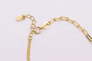 Dettaglio del marchio S925 sulla chiusura del bracciale dorato a catena a graffetta