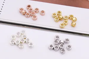 Macro-opname van cilindrische S925 sterling zilveren afstandskralen in vier metaalkleuren