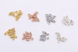 Detalle macro de cuentas triangulares de plata S925 para DIY en cuatro acabados metálicos