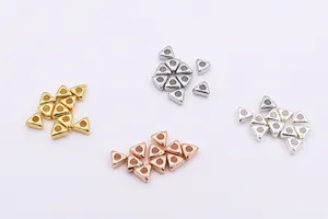 Detalle macro de cuentas espaciadoras triangulares de plata S925 en cuatro acabados