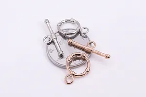 Fermoir à bascule OT en argent sterling S925 pour bijoux DIY à côté d'une pièce de monnaie