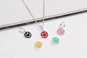 Macro-opname van S925 zilveren smiley hangers in rood, roze, geel, zwart en groen