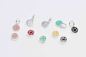 Gedetailleerde macro van S925 sterling zilveren kleurrijke emaille smiley bedeltjes en kralen