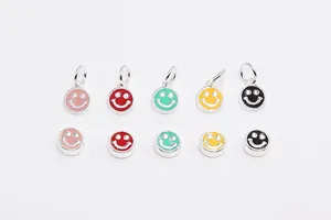 Macro-opname van S925 sterling zilveren emaille smiley-hangers en gekleurde kralen