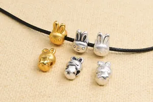 Nahaufnahme von S999 Silber 3D-Hasen-Anhängern für DIY-Armbänder mit mattem Finish