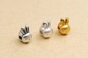 Detailansicht von 3D-Hasenperlen in Silber und Gold für DIY-Schmuckherstellung