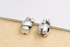 Detail der S999 Sterlingsilber Hasenperle mit mattem Finish und Qualitätspunzierung