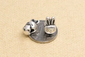Detaillierte Makroansicht der S999 Sterling Silber 3D Hasenperlen mit Vintage-Finish für DIY