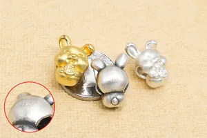 Detaillierte Makroansicht der 999er Sterlingsilber Sternzeichen-Hasenperlen in Gold und Silber