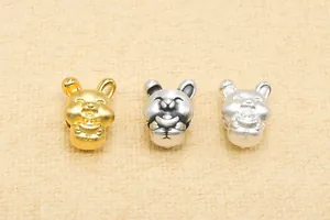 Detailansicht von 3D-Silberhasenperlen in Gold, Antiksilber und mattem Weißsilber