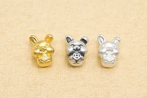 Detailansicht der 3D-Hasen-Sternzeichenperlen in Gold und Silber für DIY-Schmuck