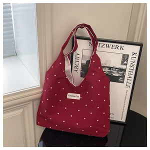 Detalle de textura de bolso tote granate de lunares con etiqueta de Creative Cat