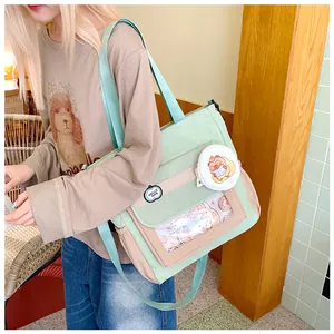 Λεπτομέρεια της Ita bag σε χρώμα μέντας με διαφανές παράθυρο και στρογγυλή θήκη