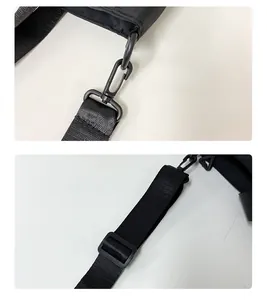 Détail de la sangle réglable en nylon avec crochet en métal noir mat du sac bandoulière