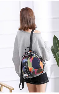 Dettaglio dello zaino oxford colorato con motivi geometrici e spalline con testo UNLIMITED