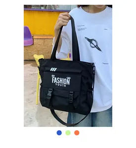 Vue détaillée du sac messager multifonction en toile noire avec logo Fashion Youth