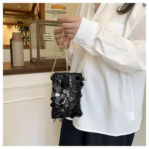Gros plan détaillé d'un sac seau à paillettes noires avec chaîne dorée chic