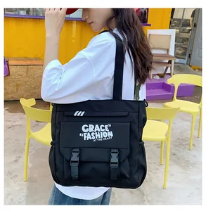 Détail du sac cabas noir style utilitaire avec rabat à boucle et imprimé Grace Fashion