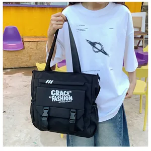 Grand sac à bandoulière en toile noire pour étudiant avec boucles et imprimé lettres