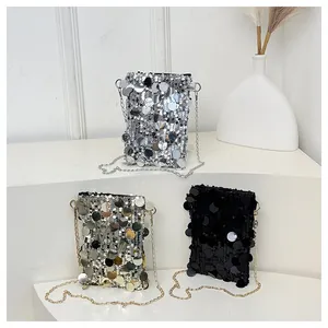 Vue détaillée de mini sacs à sequins en argent, or et noir avec bandoulières en chaîne