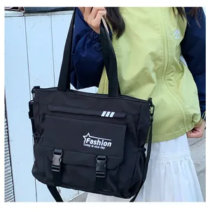Photo extérieure d'un sac bandoulière en nylon noir avec motif étoile et boucles