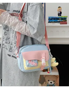 Dettaglio borsa a tracolla in nylon color macaron con ciondolo a stella e cinturino
