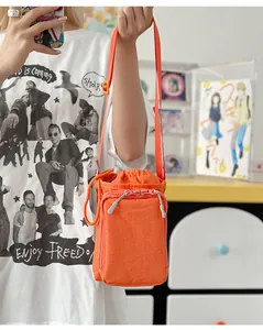 Verstellbare orangefarbene Handytasche aus Nylon mit Kordelzug und Reißverschluss