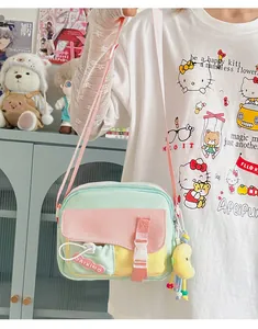 Dettaglio della borsa a tracolla in nylon macaron con ciondolo a luna e fibbia in plastica