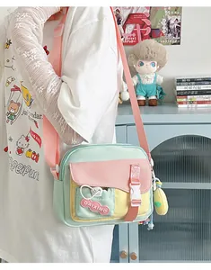 Dettaglio della borsa a tracolla in nylon multicolore con logo in gomma e tracolla regolabile